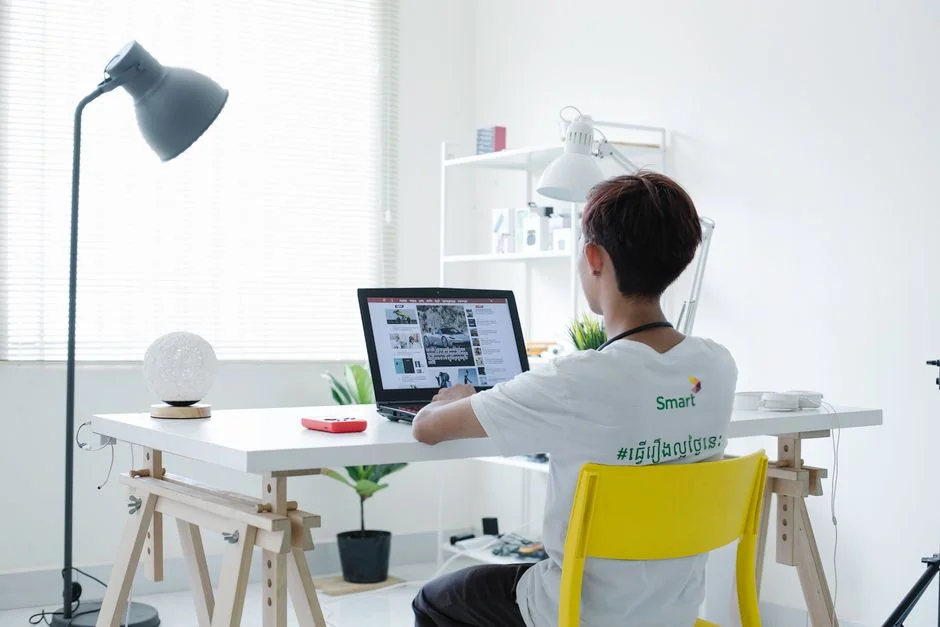 Un espace de travail moderne doté de deux écrans d’ordinateur affichant des projets de conception web, mettant en avant la technologie et la productivité.
