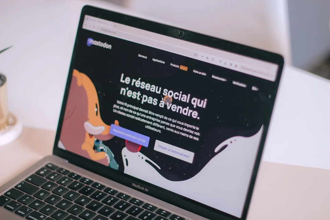 Gros plan sur des mains utilisant un site de shopping sur l’écran d’un ordinateur portable, en intérieur.